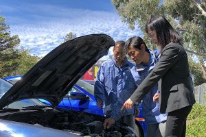 新唐人捐車的工作人員在檢查車輛 car donation staff