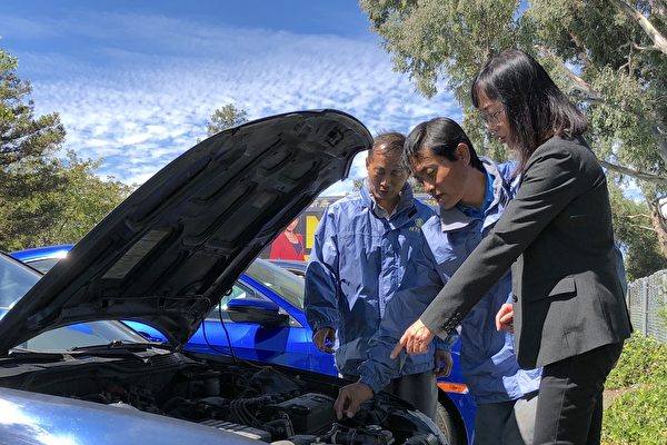 新唐人捐車的工作人員在檢查車輛 car donation staff