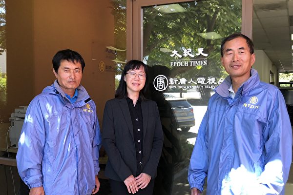 新唐人捐車的工作人員在公司門前，Car donation staff in front of office